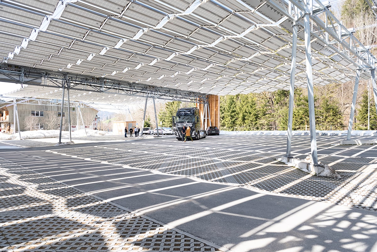 E-Truck under solar folding roof